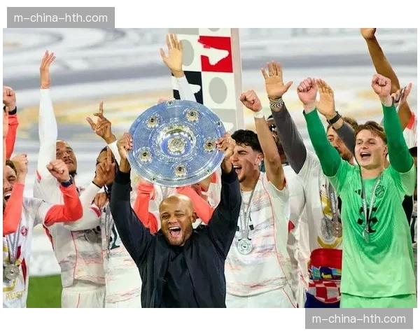 拜仁夺冠后更衣室庆祝，球员喷洒香槟合影留念